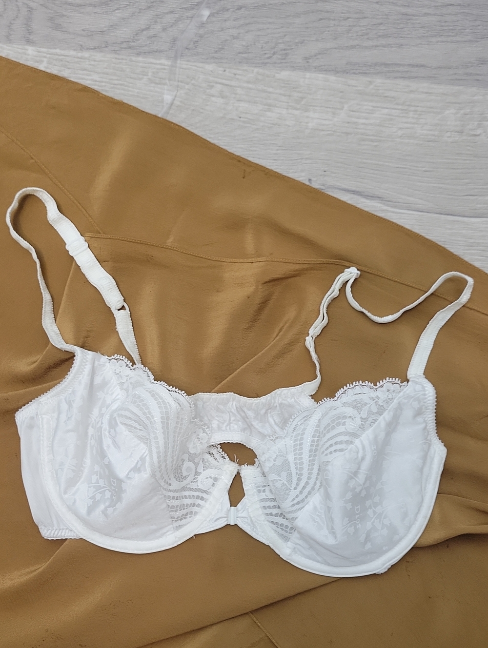 Christian Dior vintage white lace front clasp bra 36C